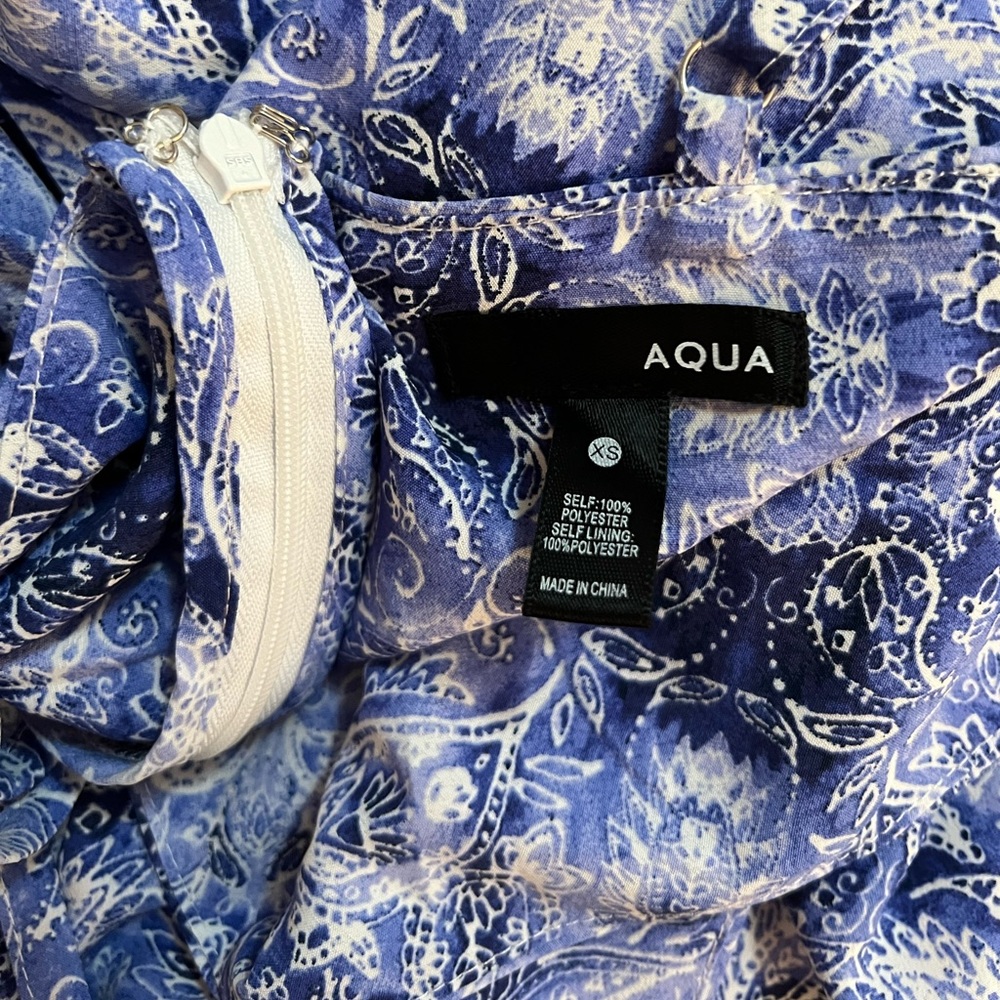 NWT Aqua Women’s Paisley Handkerchief-Hem Dress in Blue/White Paisley - Picture 6 of 10